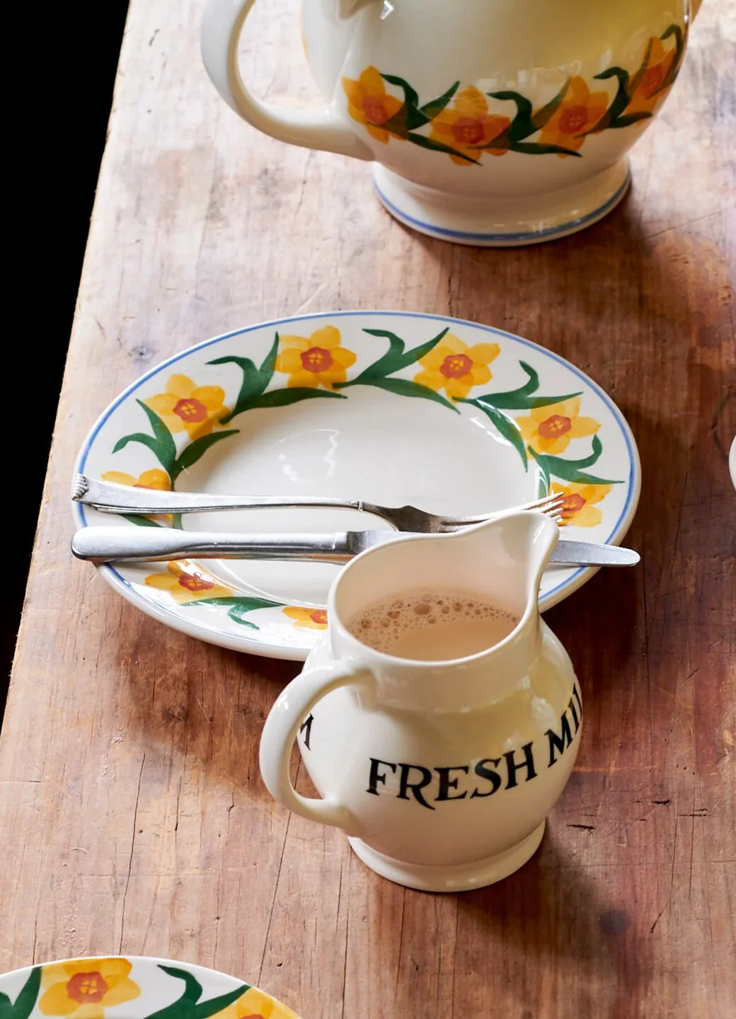 Emma Bridgewater Windblown Daffodils Medium Dinner Plate 8.5 Inch Emma Bridgewater Windblown Daffodils Medium Dinner Plate 8.5 Inch