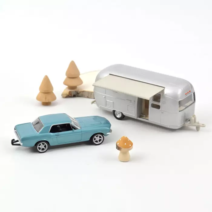 Ford Mustang 1968 Blue Metallic & Airstream Caravan Jet Car 1:43